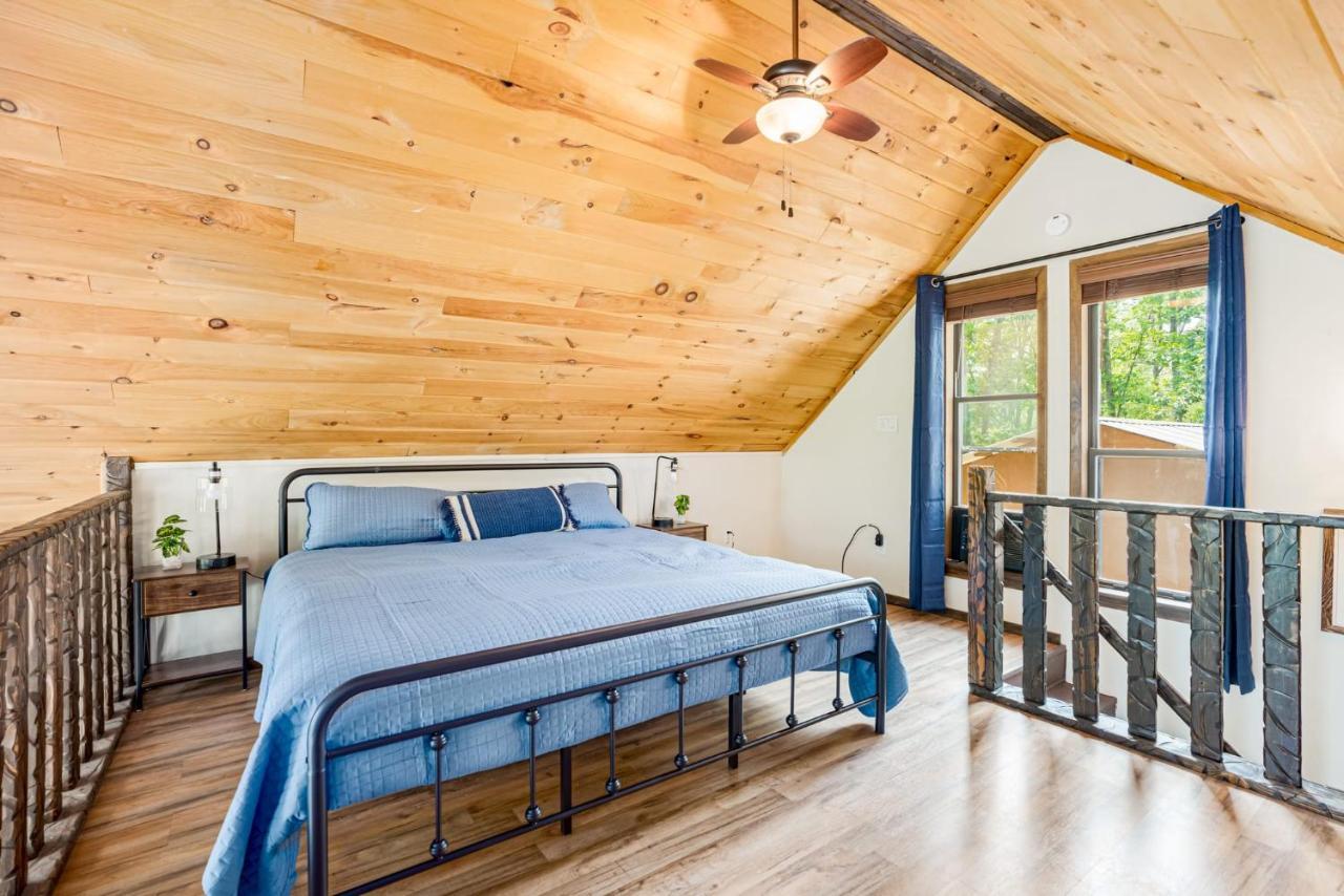 Quaint Loft Cabin W Hot Tub, Firepit, Deck & Grill Hedgesville Exterior photo