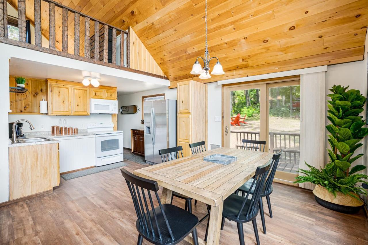Quaint Loft Cabin W Hot Tub, Firepit, Deck & Grill Hedgesville Exterior photo