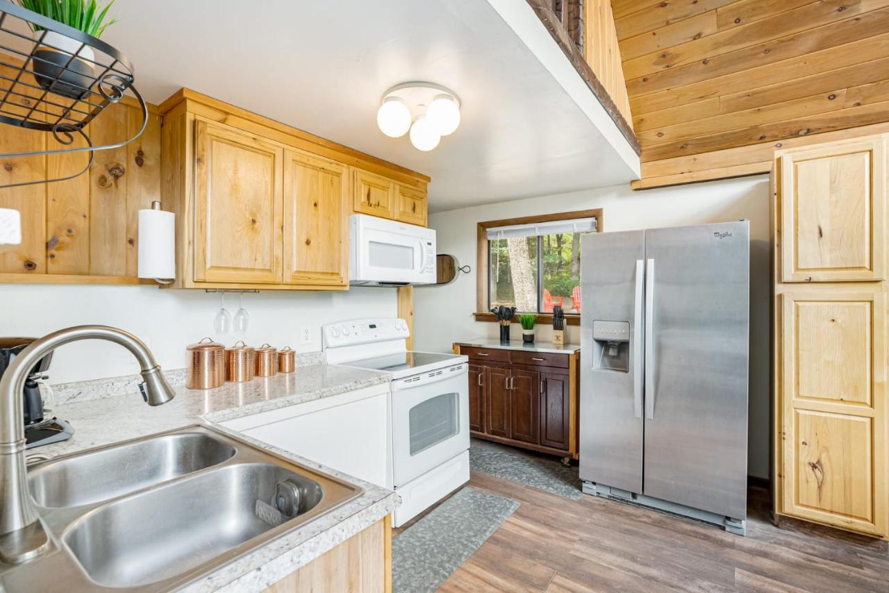 Quaint Loft Cabin W Hot Tub, Firepit, Deck & Grill Hedgesville Exterior photo