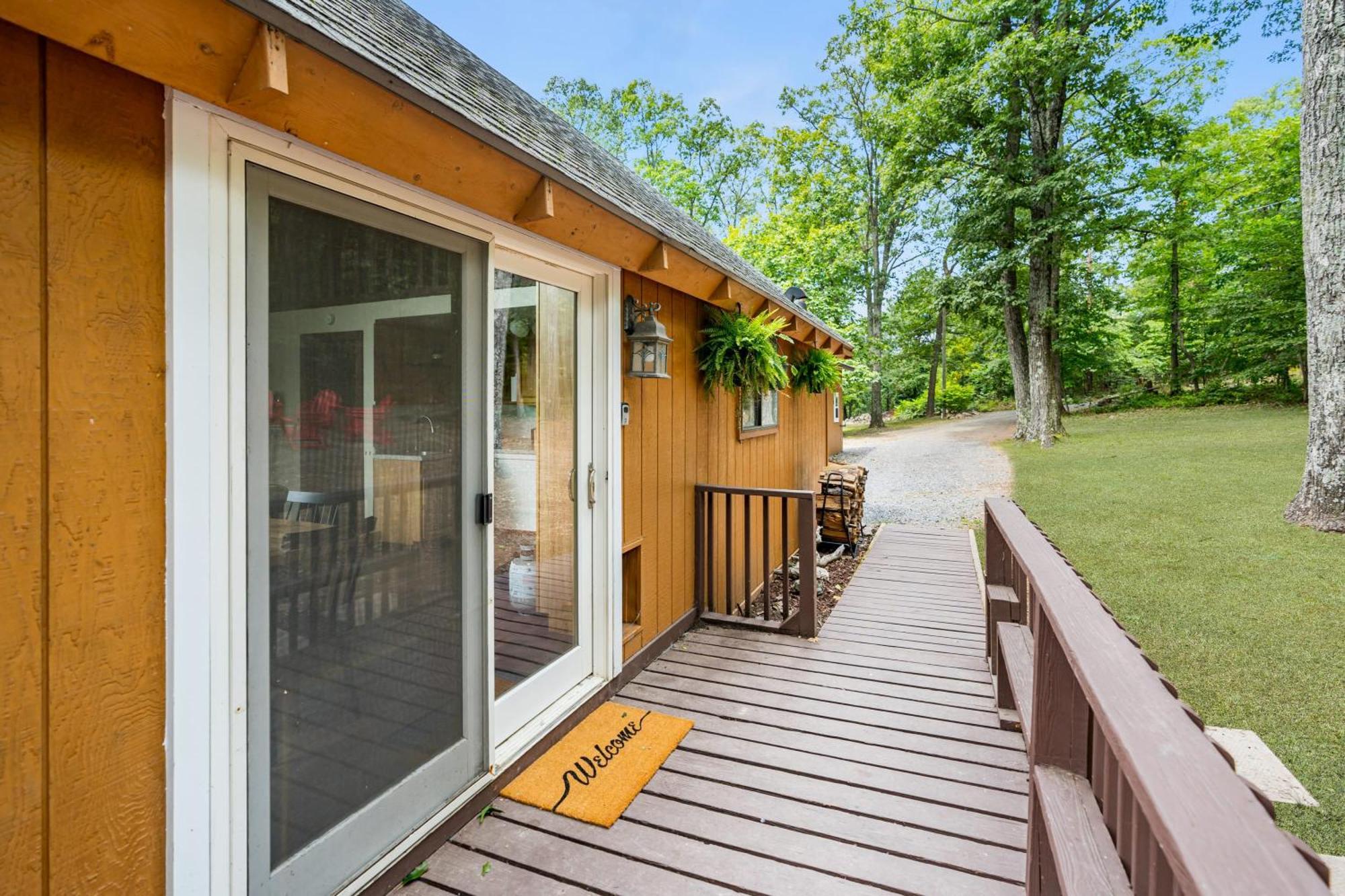 Quaint Loft Cabin W Hot Tub, Firepit, Deck & Grill Hedgesville Exterior photo
