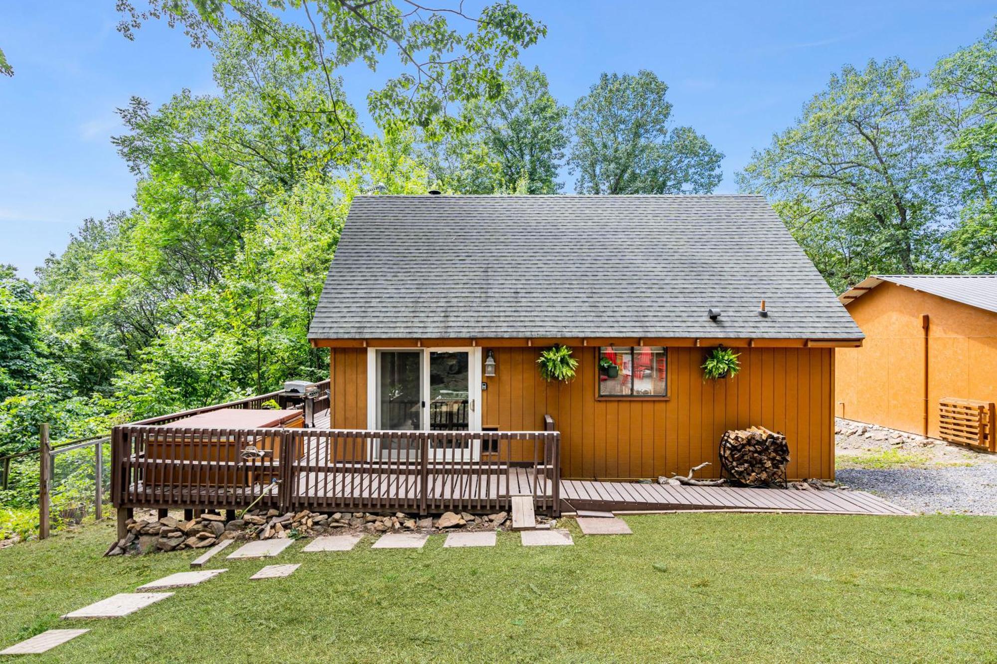Quaint Loft Cabin W Hot Tub, Firepit, Deck & Grill Hedgesville Exterior photo