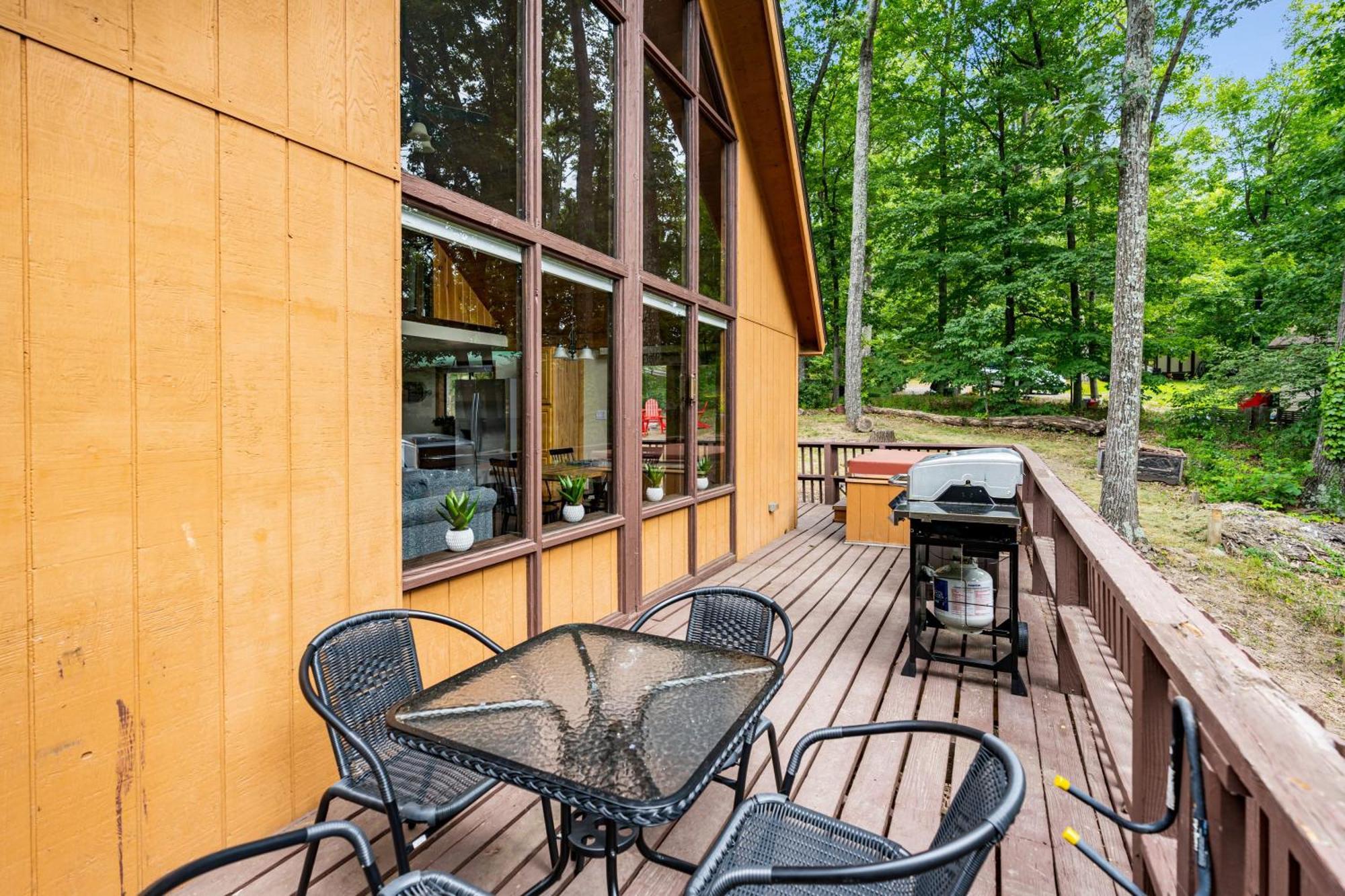 Quaint Loft Cabin W Hot Tub, Firepit, Deck & Grill Hedgesville Exterior photo