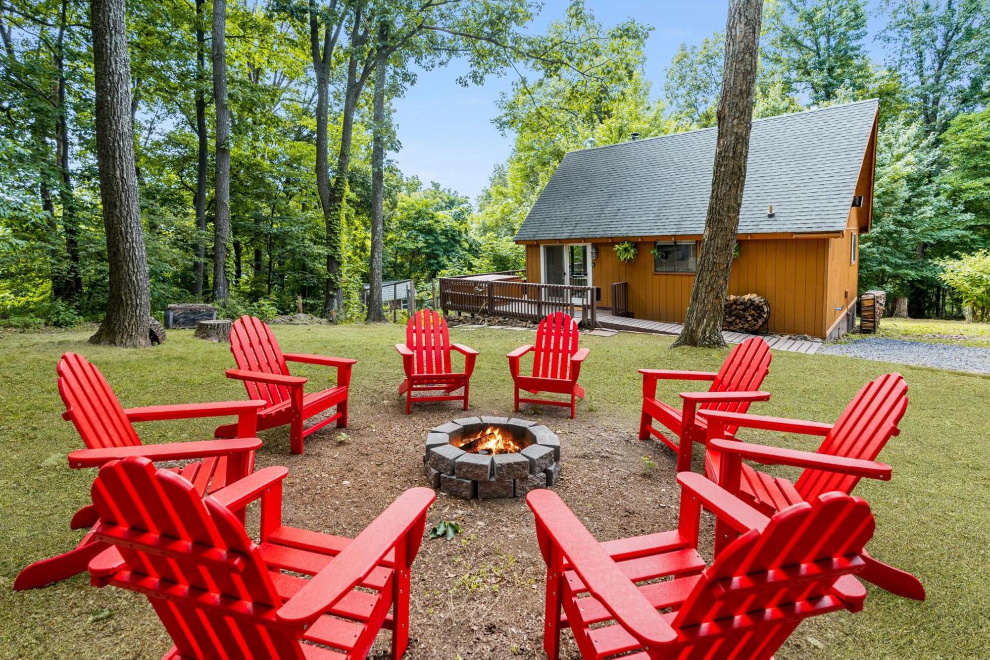 Quaint Loft Cabin W Hot Tub, Firepit, Deck & Grill Hedgesville Exterior photo